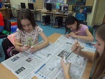 Trzy dziewczynki przy pracy plastycznej