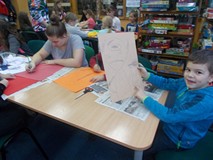 Chłopiec pozuje do zdjęcia ze swoim cyklopem