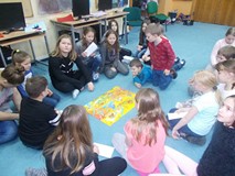 Dzieci podczas quizu mitlologicznego