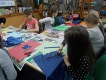 Dzieci przy tworzeniu pracy plastycznej