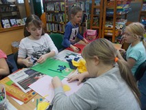 Dzieci tworzą pracę plastyczną