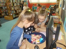 Grupa dzieci wybiera nagrodę