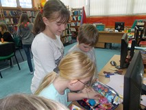 Treoje dzieci podczas wybierania prezentu