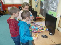 Troje dzieci wybiera prezent z misy rozmaitości