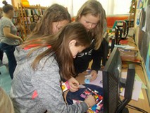 Trzy dziewczynki wybierają nagrodę