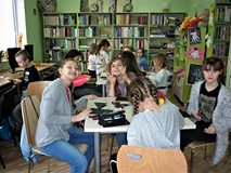 Uczestnicy zajęć podczas wykonywania zakładek-pingwinów