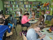 Uczestnicy zajęć podczas wykonywania zakładek-pingwinów 2