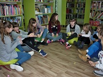 Uczestnicy zajęć podczas zabawy integracyjnej