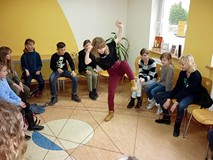 Wesołe zabawy integracyjne w bibliotece