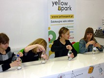 Feriowicze na warsztatach w Yellow Park