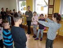 Wesołe zabawy integracyjne w bibliotece