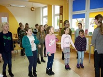 Wesołe zabawy integracyjne w bibliotece