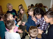 Wesołe zabawy integracyjne w bibliotece