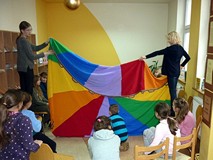 Wesołe zabawy integracyjne w bibliotece