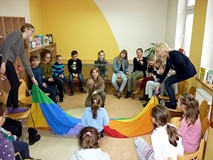 Wesołe zabawy integracyjne w bibliotece