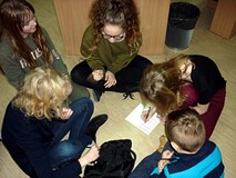 Wesołe zabawy integracyjne w bibliotece