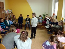 Wesołe zabawy integracyjne w bibliotece