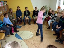 Wesołe zabawy integracyjne w bibliotece