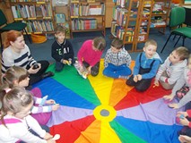 Bibliotekarka trzyma w reku zabawkową bombę i wymyśla hasło