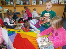 Dzieci podczas oglądania książeczek, które chciałyby wypożyczyć