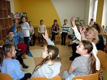 Wesołe zabawy grupowe w drugim dniu ferii