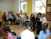 Wesołe zabawy grupowe w drugim dniu ferii