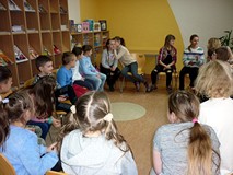 Wesołe zabawy grupowe w drugim dniu ferii