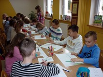 Dzieci wykonują ilustracje do książki 