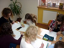 Dzieci wykonują ilustracje do książki 