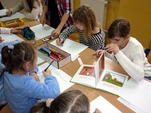 Dzieci wykonują ilustracje do książki 