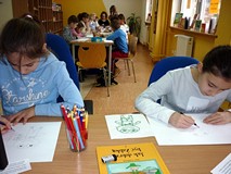 Dzieci wykonują ilustracje do książki 