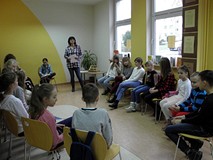 Pani Wiola przybliża dzieciom historię mody