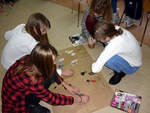 Dzieci w grupach przygotowują kolekcję mody na wiosnę, lato - zajęcia plastyczne