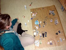 Dzieci w grupach przygotowują kolekcję mody na wiosnę, lato - zajęcia plastyczne