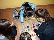 Dzieci w grupach przygotowują kolekcję mody na wiosnę, lato - zajęcia plastyczne