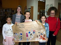 Dzieci prezentują swoja pracę - kolekcję mody na wiosnę, lato