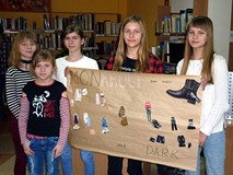 Dzieci prezentują swoja pracę - kolekcję mody na wiosnę, lato