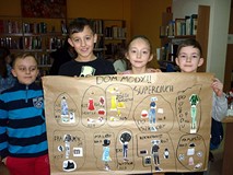 Dzieci prezentują swoja pracę - kolekcję mody na wiosnę, lato