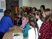 Dzieci oglądają najnowsze zdjęcia modelki Julii - naszego gościa