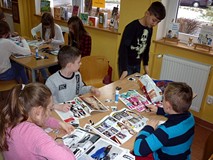 Dzieci w grupach przygotowują kolekcję mody na wiosnę, lato - zajęcia plastyczne