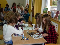 Dzieci w grupach przygotowują kolekcję mody na wiosnę, lato - zajęcia plastyczne