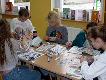 Dzieci w grupach przygotowują kolekcję mody na wiosnę, lato - zajęcia plastyczne