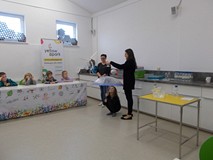 Dziewczynka z parasolką bierze udział w doświadczeniu