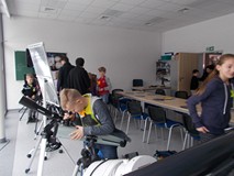 Chłopiec spogląda przez lunetę