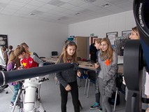Grupa dzieci ogląda instrumenty w obserwatorium