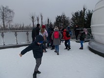 Dzieci podczas zabawy na śniegu