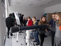 Dzieci oglądaja lunetę