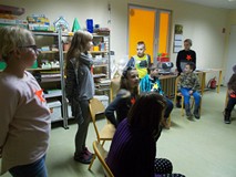 Dzieci podzcas zabawy w grupie