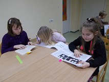 Dzieci wypisują ciekawostki o kosmosie z książek