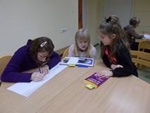 Dzieci wypisują ciekawostki o kosmosie z książek